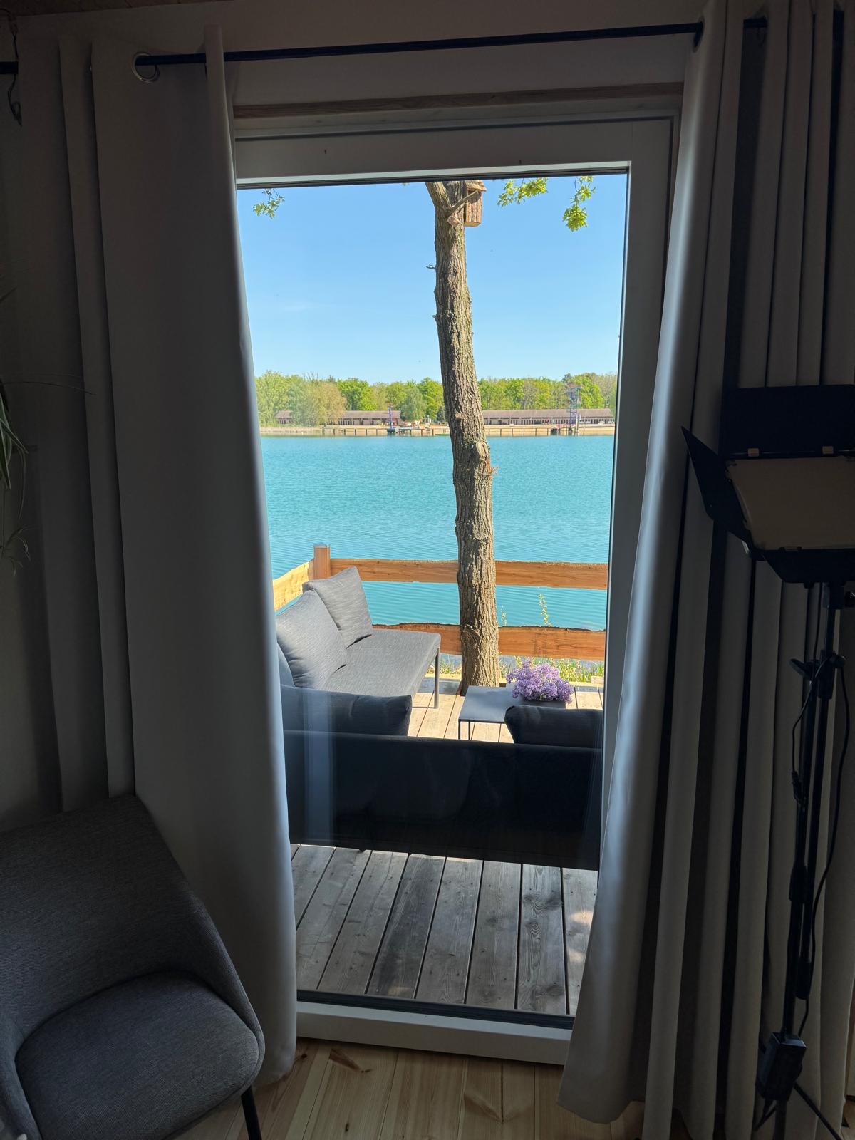 Wohnzimmer mit Seeblick